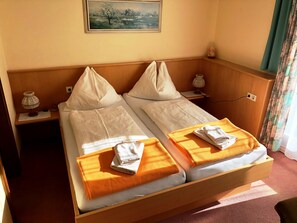 Double Room | In-room safe, soundproofing, free WiFi, bed sheets - Gasthof-Hotel Winkler (Muhldorf)