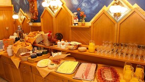 Een buffet met diverse gerechten en dranken.