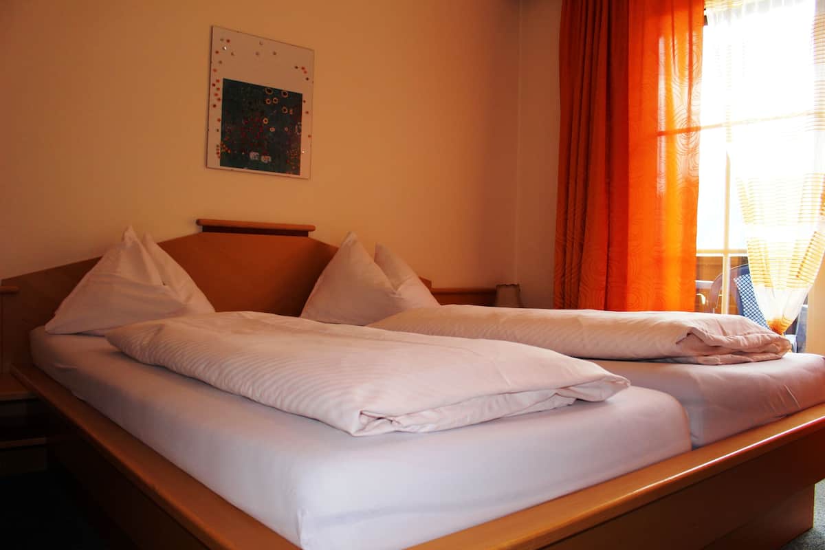 in-room safe, soundproofing, free wifi, bed sheets