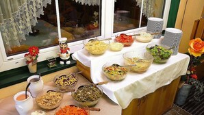Een buffet met diverse gerechten en een sfeervol uitzicht.