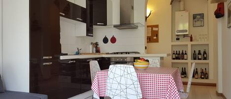 Departamento, 1 habitación | Área de sala de estar | Televisión de pantalla plana de 26 pulgadas con canales digitales