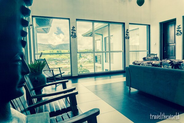 Lobby sitting area - Lake View Comfort Bungalow (Nuwara Eliya)