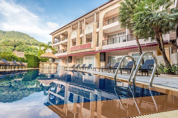 Outdoor pool, pool loungers - Premier Suites Kata (Karon)