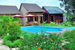 Una piscina al aire libre