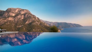 Una piscina al aire libre de temporada