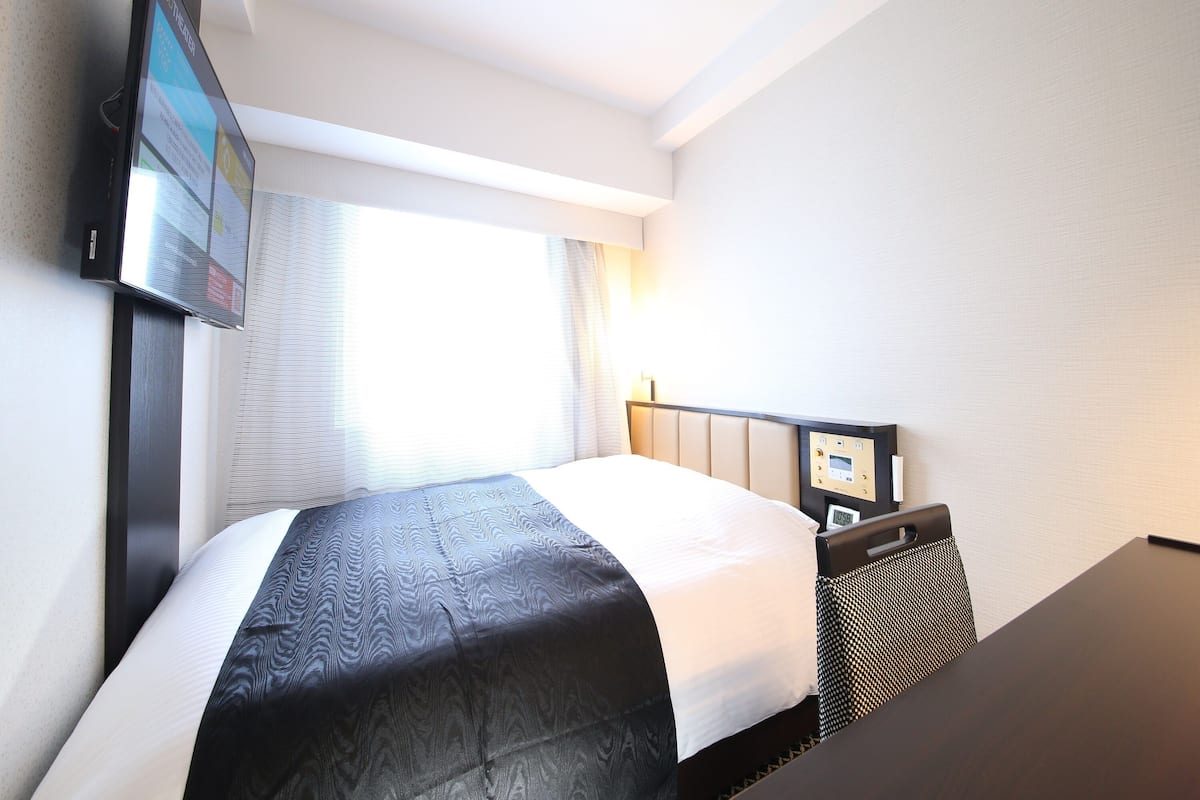 Down duvets, desk, blackout curtains, soundproofing