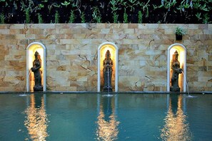 Piscina externa, espreguiçadeiras