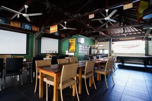 Café da manhã, almoço e jantar; culinária internacional 