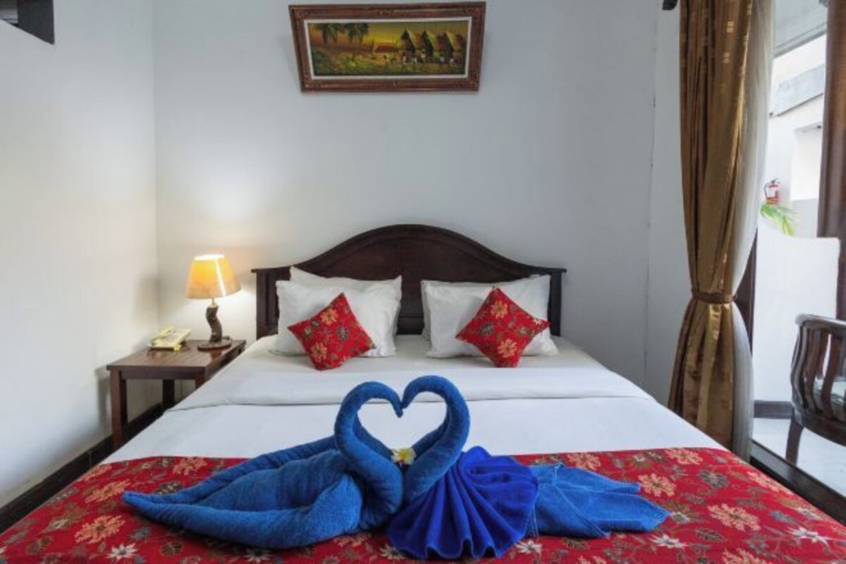 Minibar, desk, WiFi (free), bed sheets