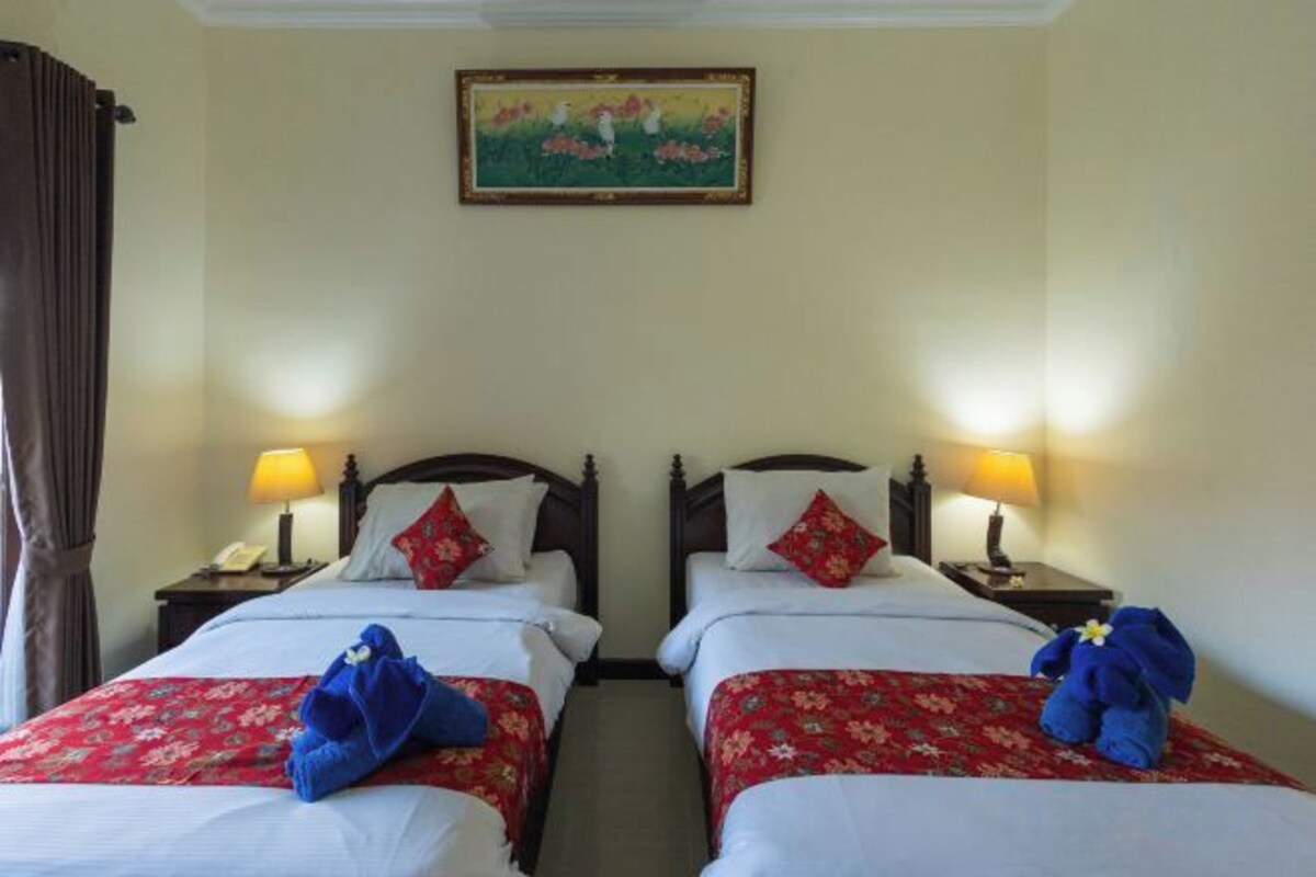 Minibar, desk, WiFi (free), bed sheets