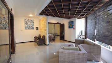 Family Room | Minibar, desk, WiFi (free), bed sheets