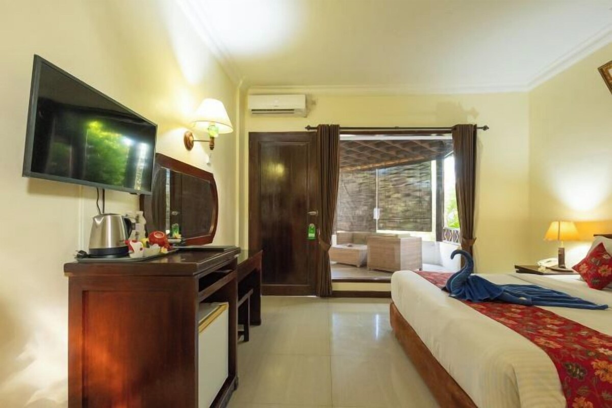 Minibar, desk, WiFi (free), bed sheets