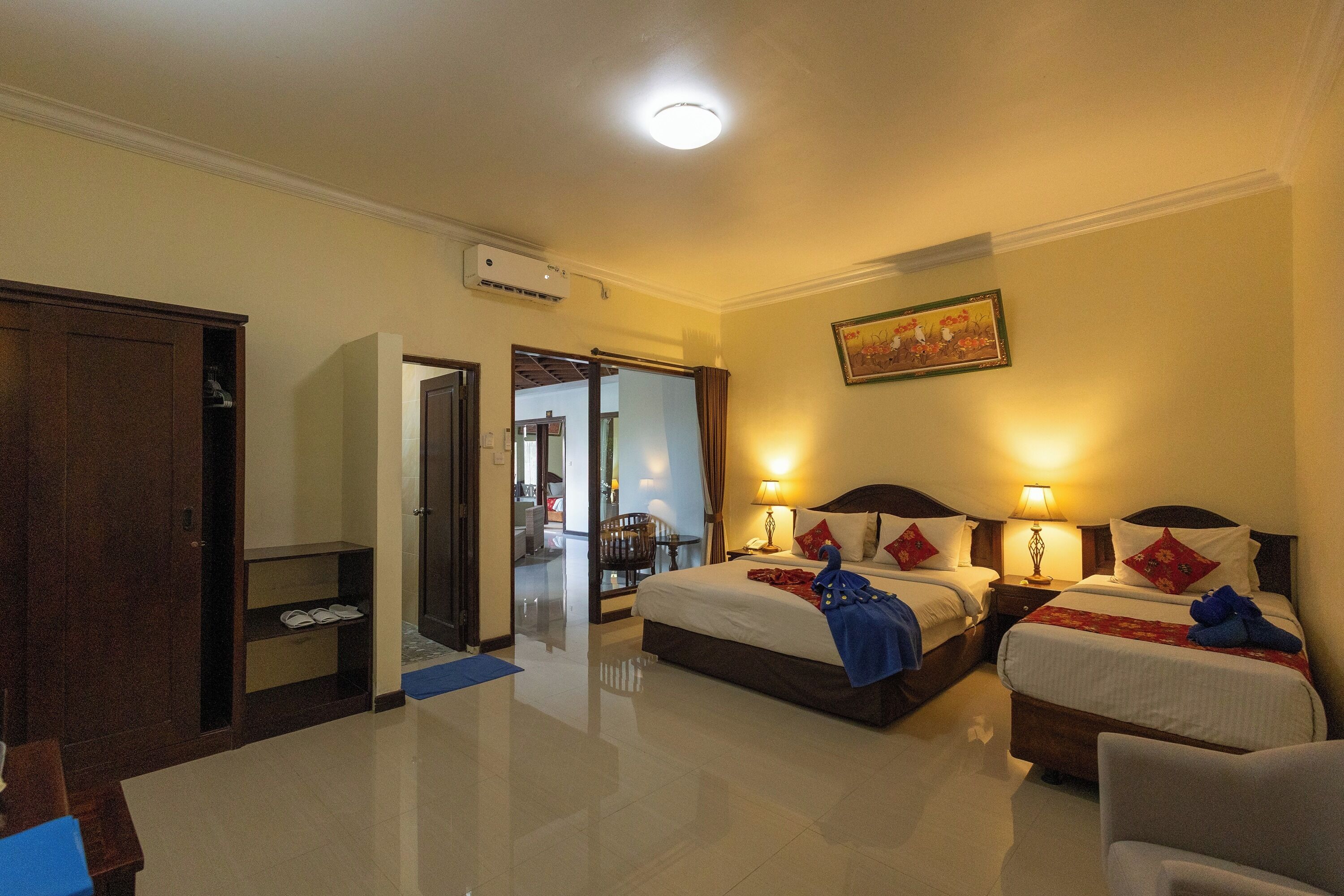 Family Room | Minibar, desk, free WiFi, bed sheets