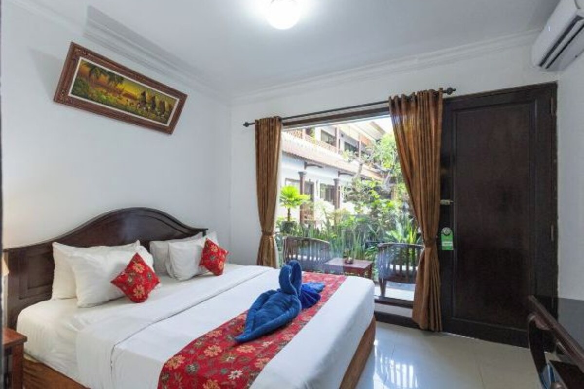 Minibar, desk, free WiFi, bed sheets