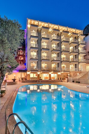 Front of property - evening/night - Kas Artemis Hotel (Kas)