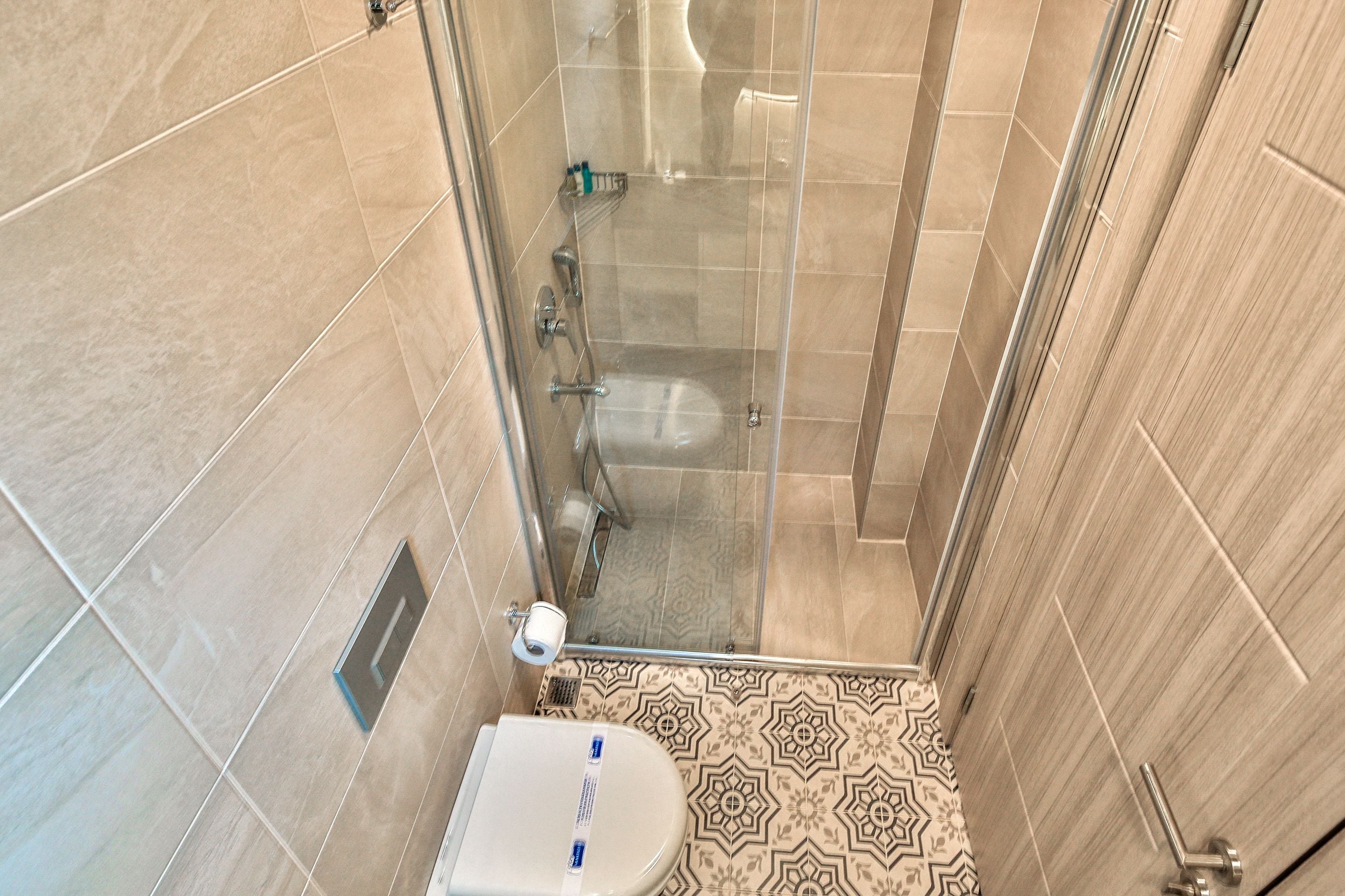 standard sea view room | bathroom | shower, free toiletries, hair dryer, slippers