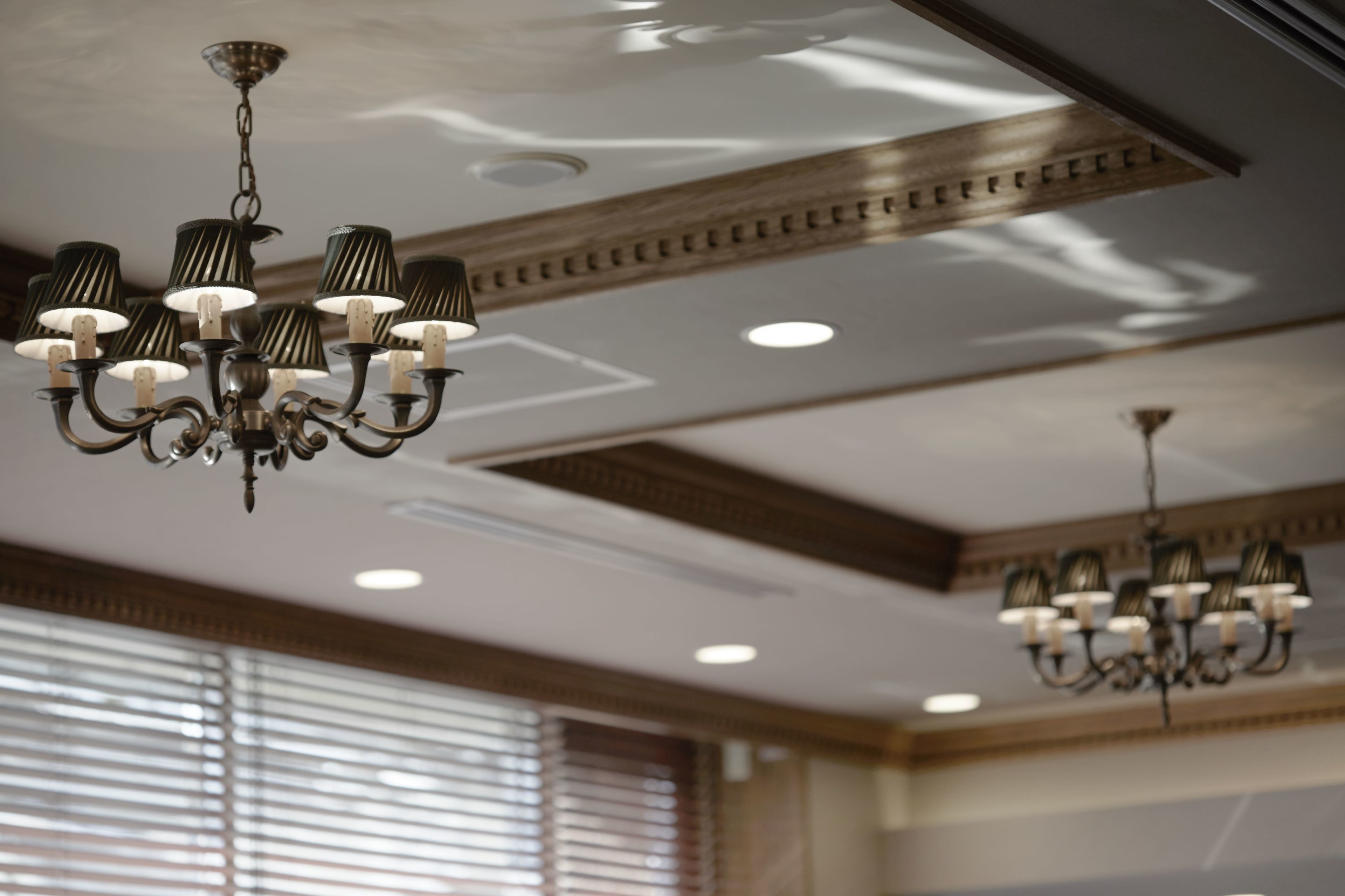 Un lustre orné de plusieurs luminaires suspendus au plafond.