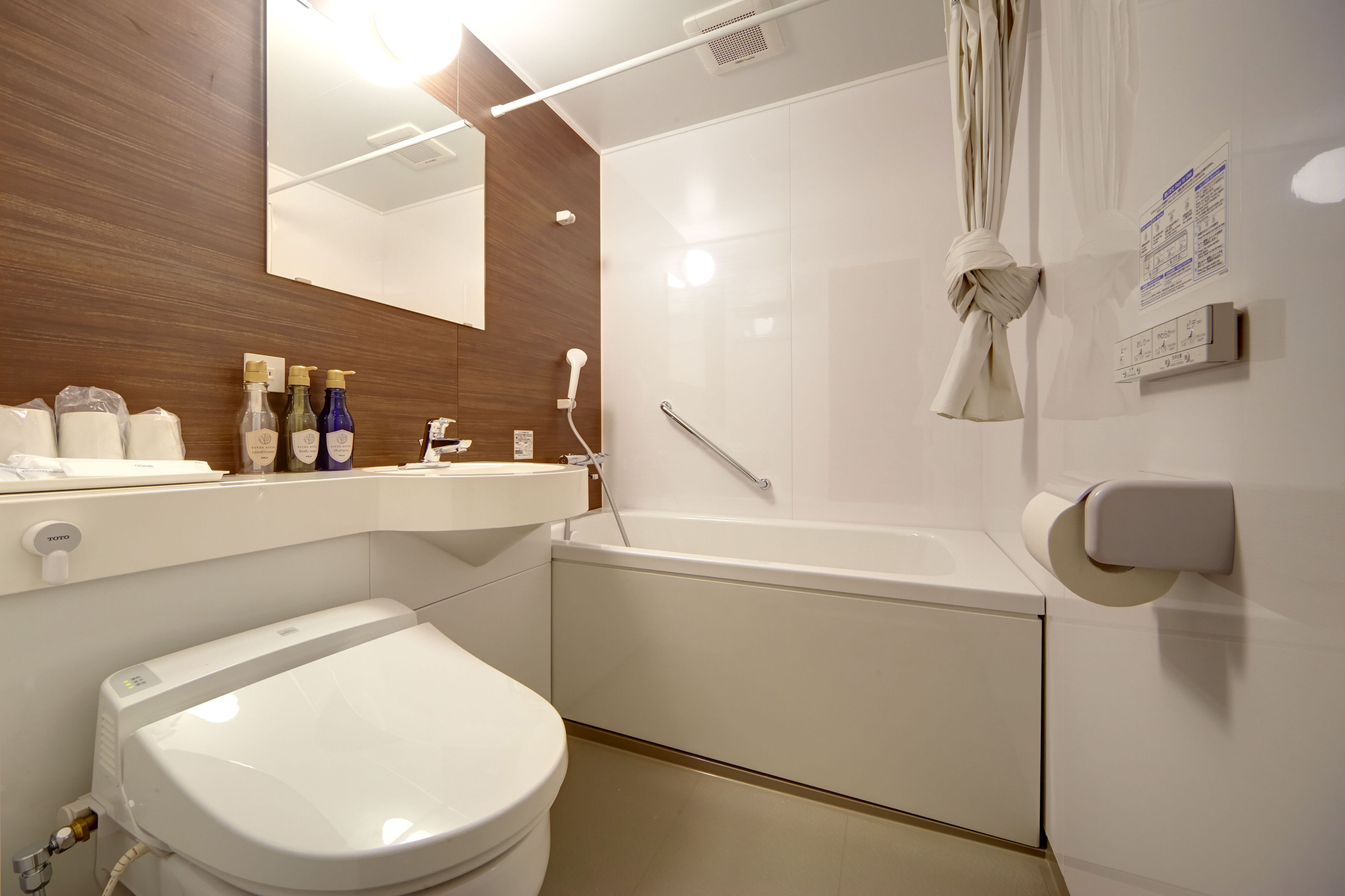 Une salle de bain moderne équipée de toilettes, d’un lavabo et d’une baignoire.