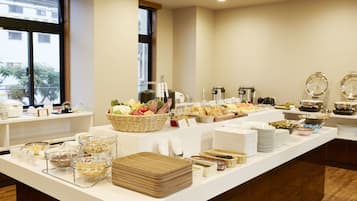 Daily buffet breakfast (JPY 1850 per person)