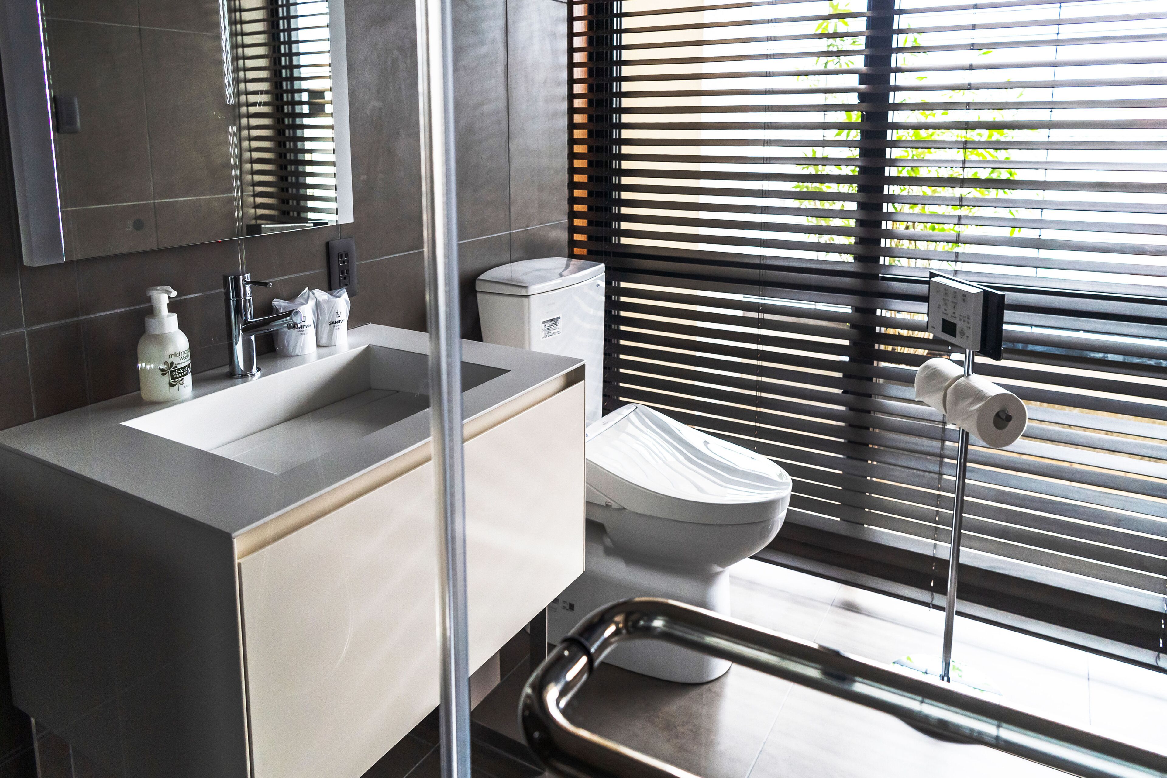 combined shower/bathtub, deep-soaking bathtub, free toiletries