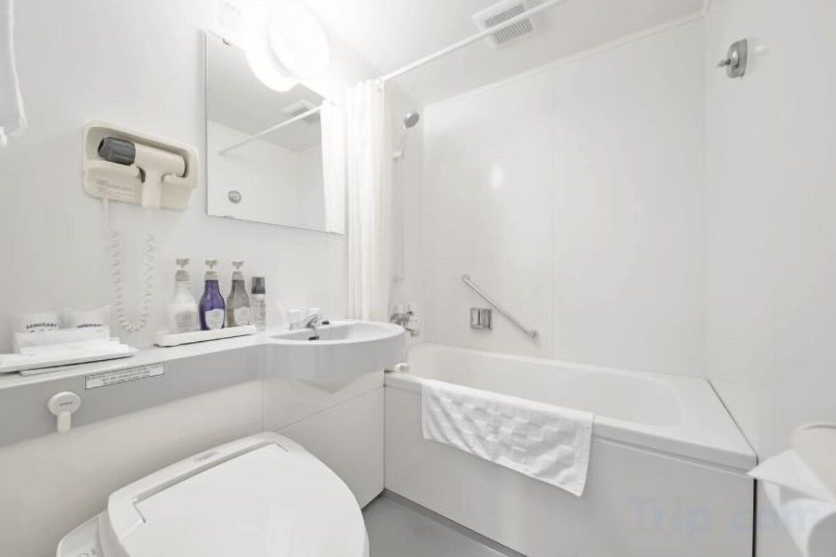 Bathroom | Combined shower/bathtub, deep-soaking bathtub, free toiletries