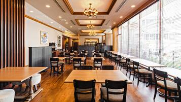 Daily buffet breakfast (JPY 1850 per person)