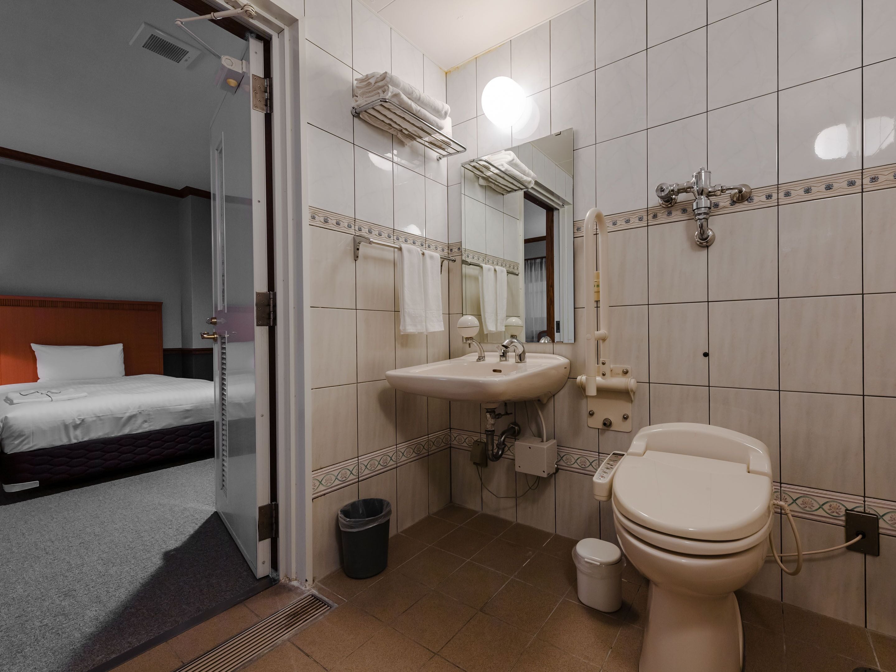 combined shower/bathtub, deep-soaking bathtub, free toiletries