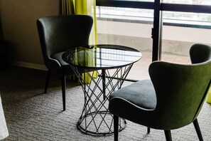 【禁煙】デラックスツイン30㎡（本館ステーションウィング） | デスク、遮光カーテン、アイロン / アイロン台、WiFi (無料)