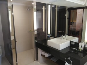 Bañera y ducha independientes, artículos de tocador gratuitos, pantuflas