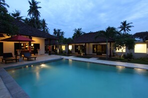 Outdoor pool - Hotel Melamun (Buleleng)