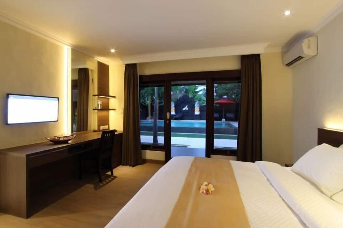 Premium bedding, in-room safe, desk, blackout drapes
