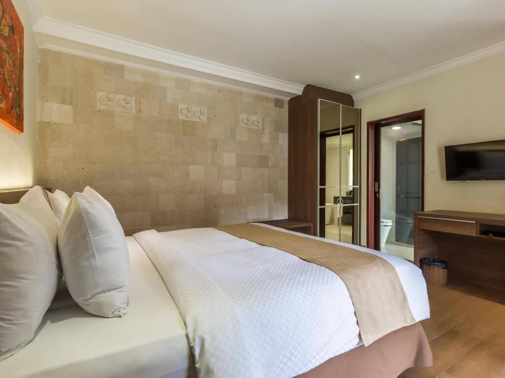 premium bedding, in-room safe, desk, blackout curtains