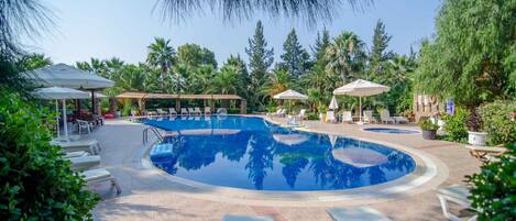 3 piscines extérieures, accÚs possible de 8 h à 19 h, parasols