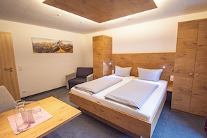 Superior Double Room, Balcony, Valley View | Hypo-allergenic bedding, in-room safe, blackout curtains, soundproofing - DAS KLEEMANNs - Adults only (Mittelberg)