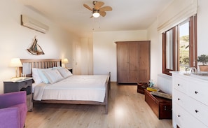 Premium bedding, desk, iron/ironing board, free WiFi