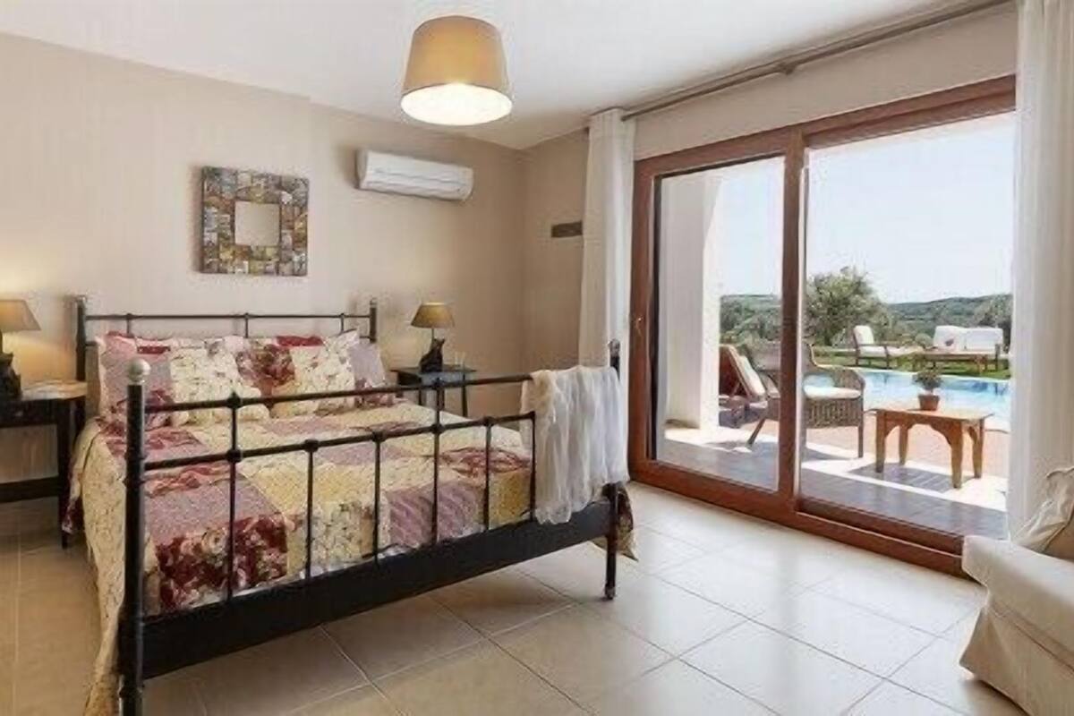 Premium bedding, desk, iron/ironing board, free WiFi