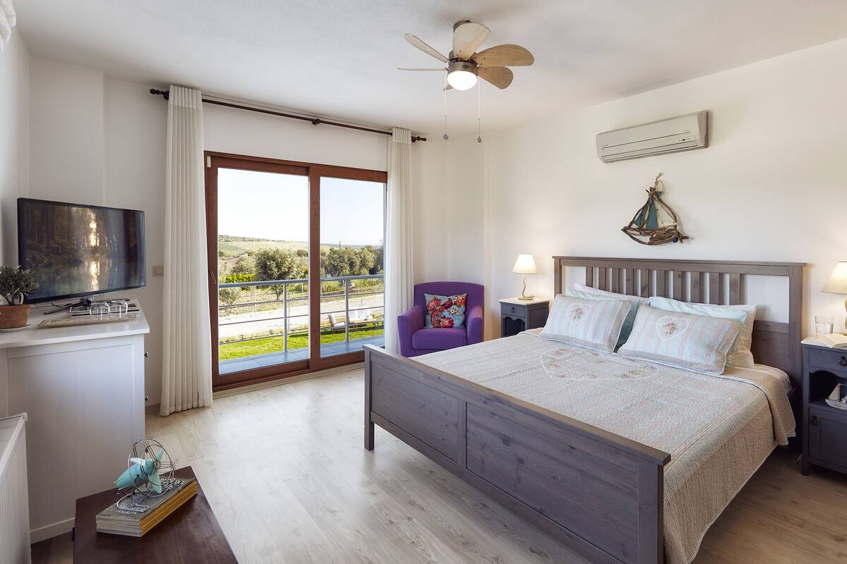 Premium bedding, desk, iron/ironing board, free WiFi