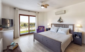 Premium bedding, desk, iron/ironing board, free WiFi