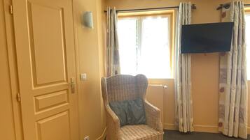 Double Room | Individually decorated, individually furnished, soundproofing, free WiFi