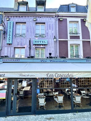 Front of property - Hôtel Restaurant Les Cascades (Honfleur)