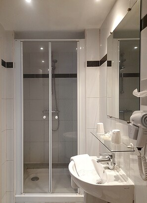 Habitación triple | Baño | Regadera, amenidades de baño gratuitas, secadora de cabello, toallas 