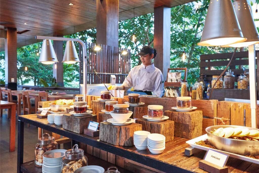 Daily buffet breakfast for a fee