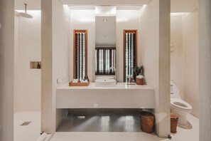 Studio suite, terras | Badkamer | Een aparte badkuip en douche, een diep bad, gratis toiletartikelen