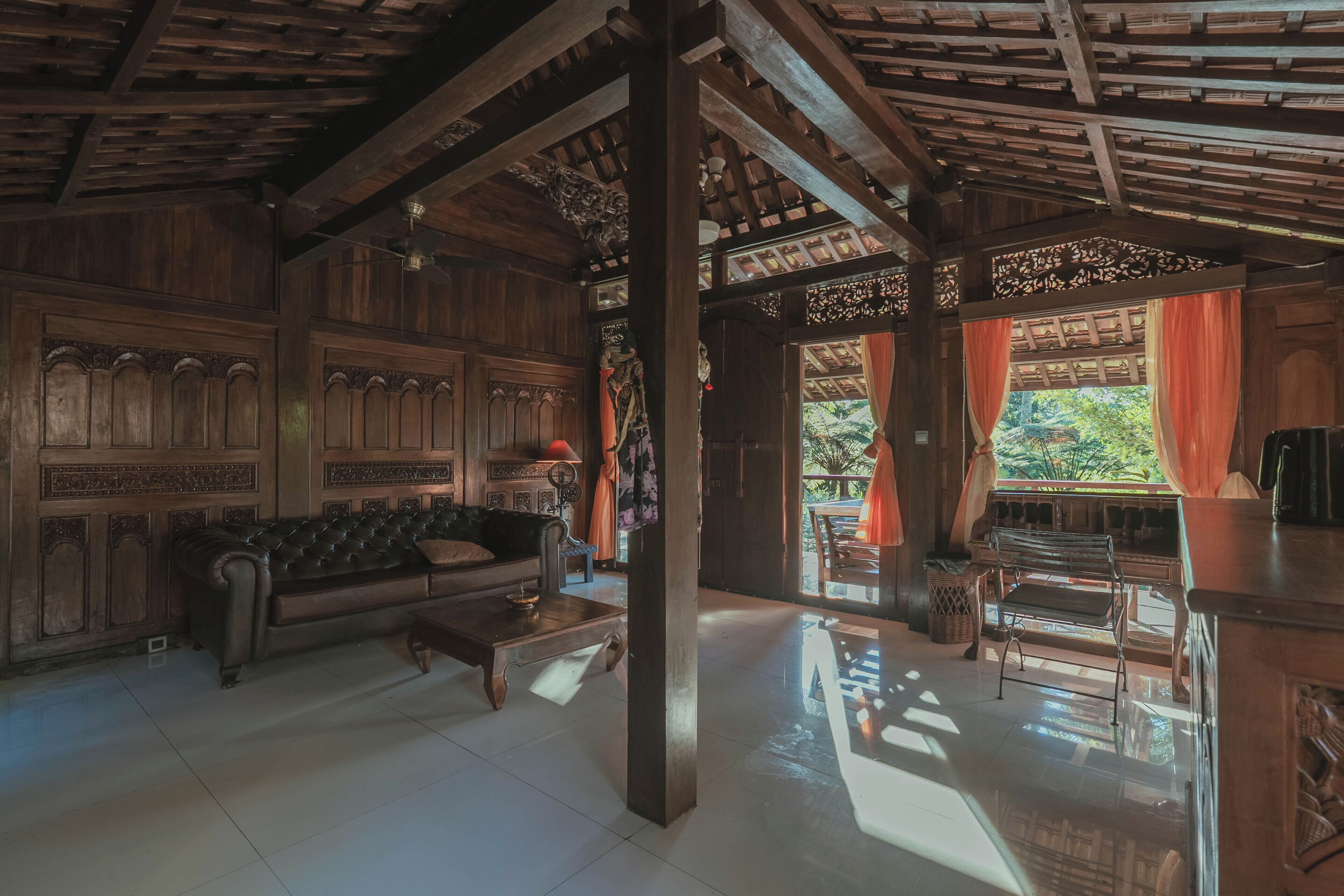 Interior de madera tradicional con sofá, mesa y banco.