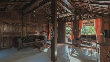 Interior de madera tradicional con sofá, mesa y banco.