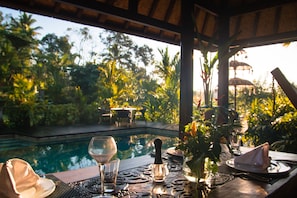 Piscina externa, guarda-sóis, espreguiçadeiras