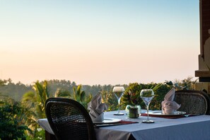 Se sirven desayunos y cocina internacional, con vista a la piscina 