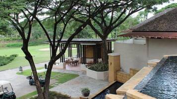 Couples treatment room(s), body treatments, aromatherapy, Thai massages