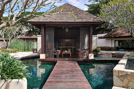 Salas para tratamentos a dois, tratamentos corporais, aromaterapia. MUTHI MAYA Forest Pool Villa Resort