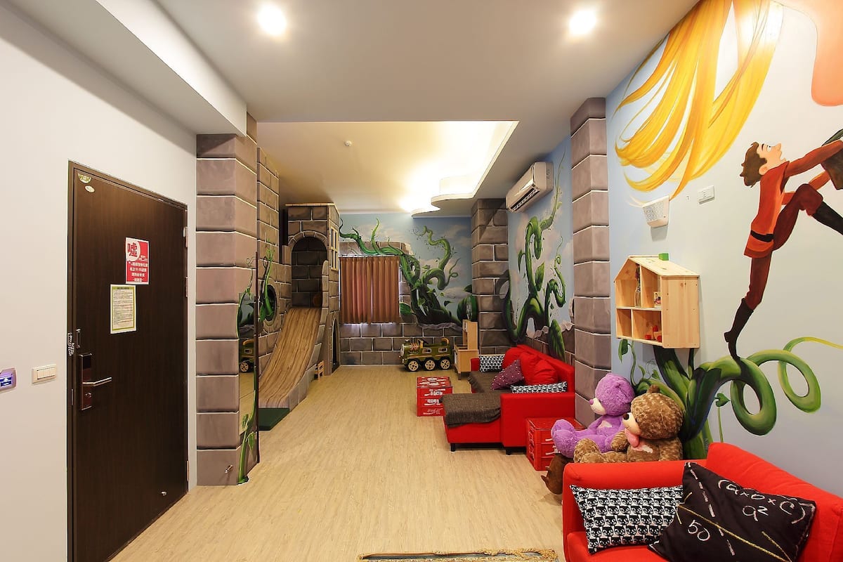 Deluxe Room (6-Person) | Blackout drapes, free WiFi, bed sheets
